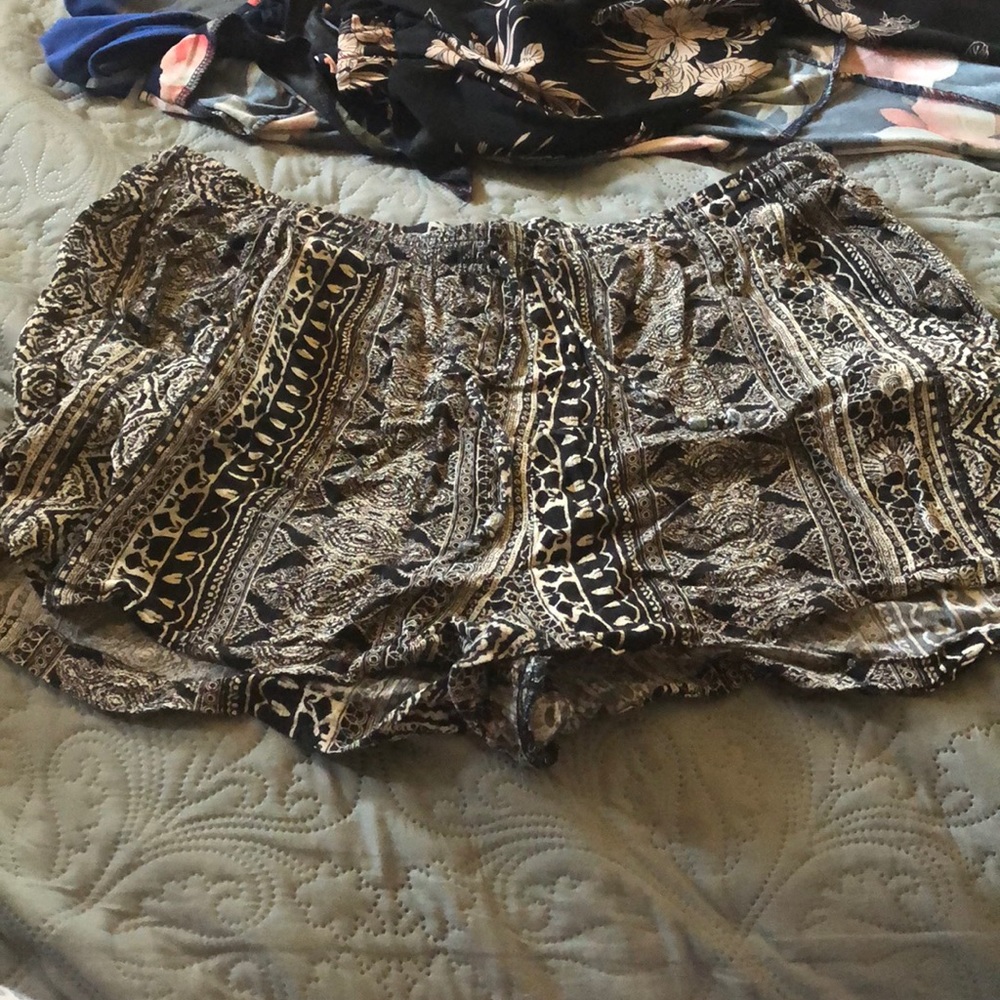 Patterned Bermuda shorts
